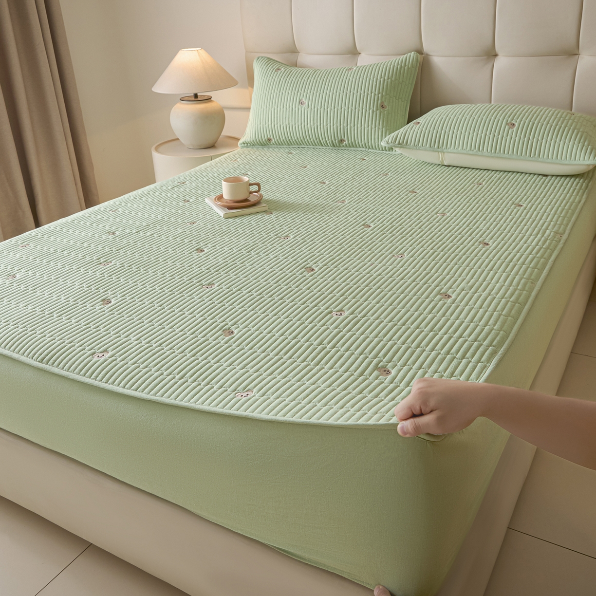 91家纺网 家纺一手货源 找家纺 卡伦家纺 2025新品全棉色织水洗棉刺绣夹棉床笠席梦思保护套小熊系列 翠绿熊