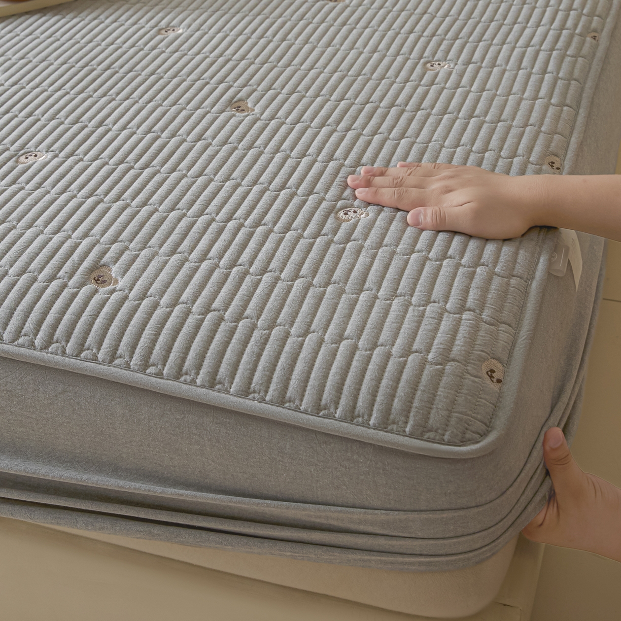 91家纺网 家纺一手货源 找家纺 卡伦家纺 2025新品全棉色织水洗棉刺绣夹棉床笠席梦思保护套小熊系列 雅灰熊