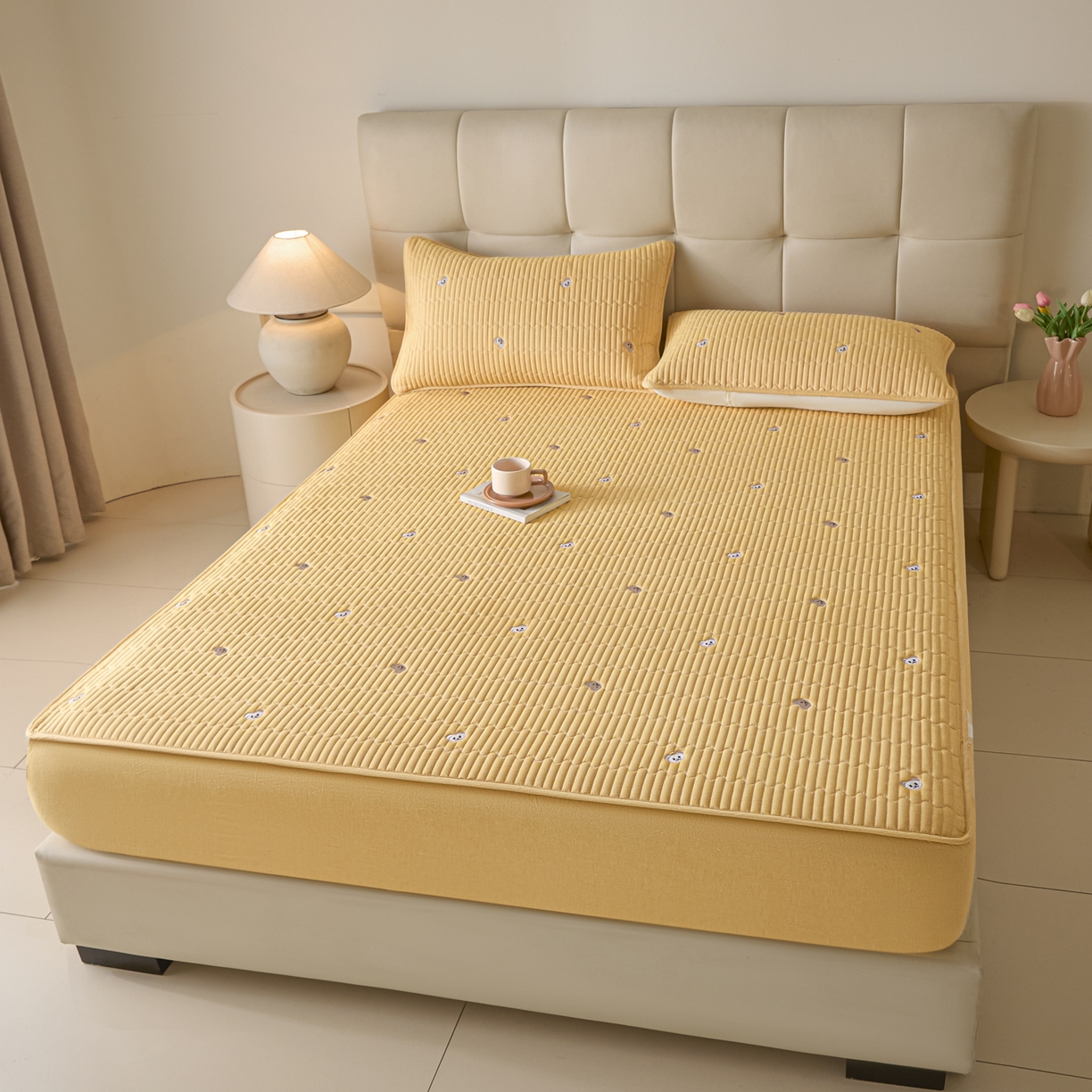 91家纺网 家纺一手货源 找家纺 卡伦家纺 2025新品全棉色织水洗棉刺绣夹棉床笠席梦思保护套小熊系列 鹅黄熊