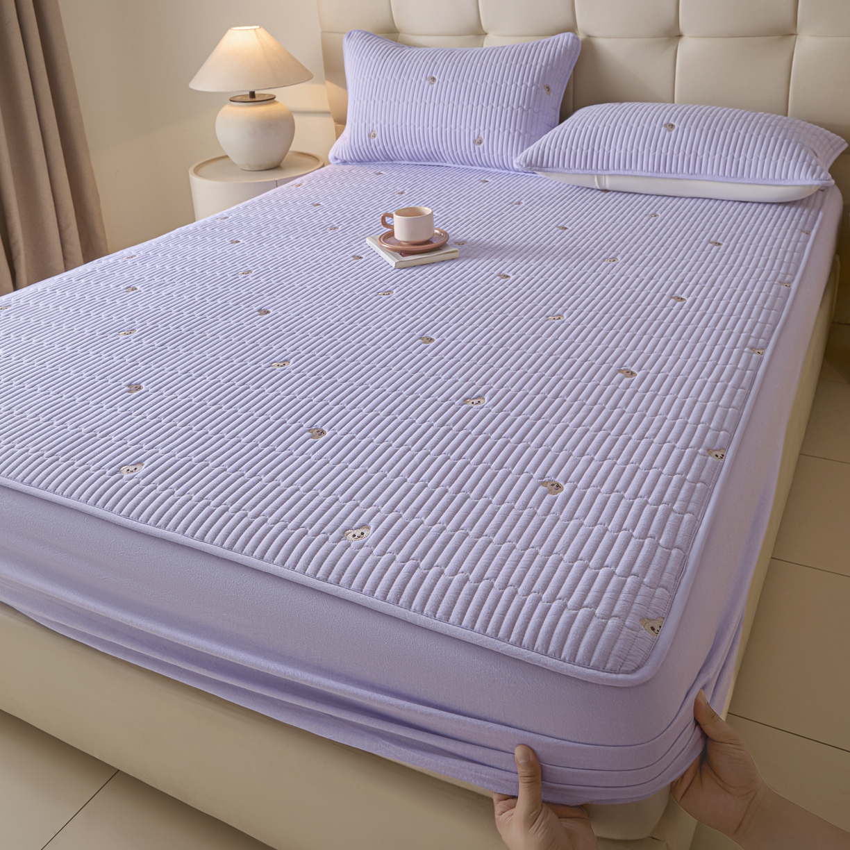 91家纺网 家纺一手货源 找家纺 卡伦家纺 2025新品全棉色织水洗棉刺绣夹棉床笠席梦思保护套小熊系列 雅紫熊