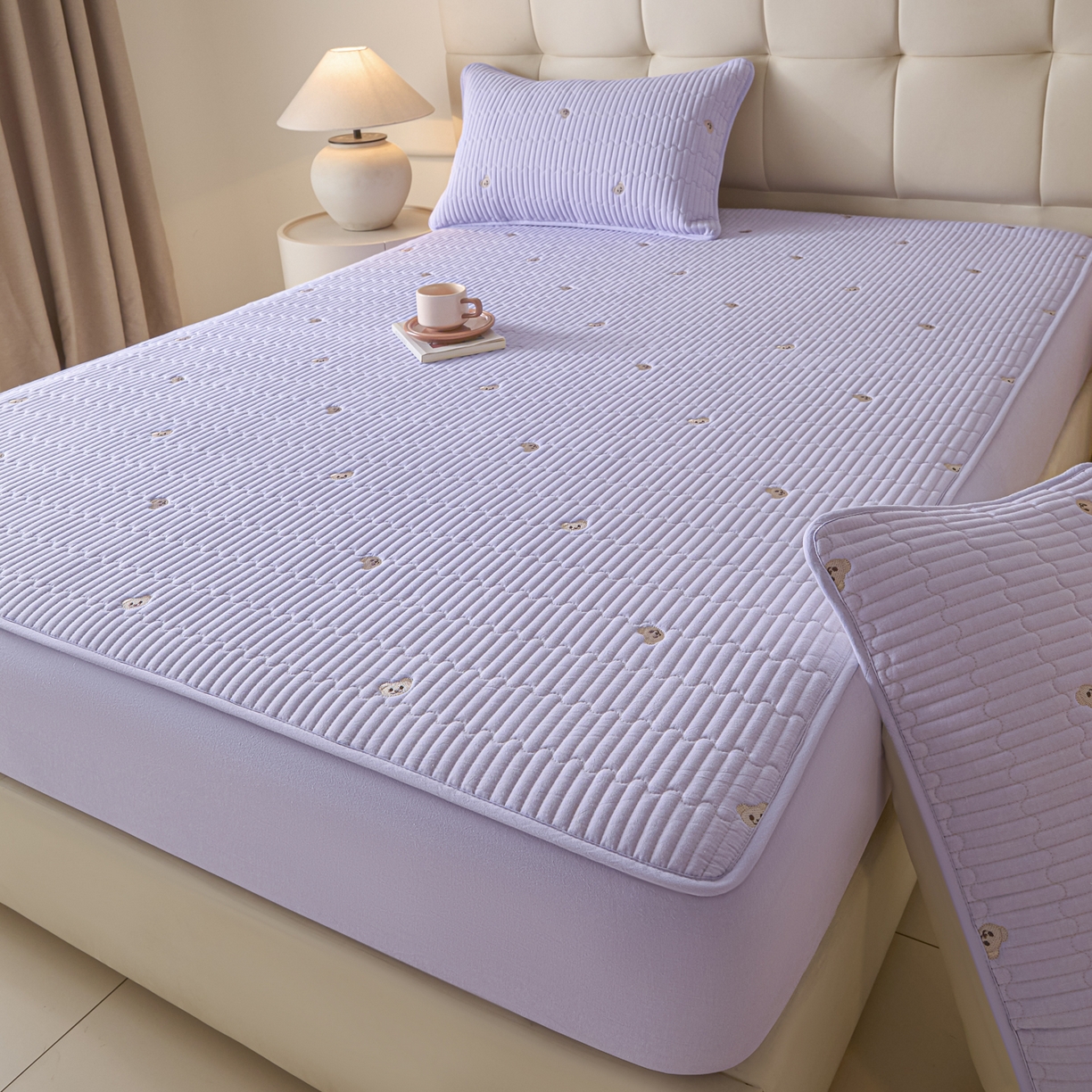 91家纺网 家纺一手货源 找家纺 卡伦家纺 2025新品全棉色织水洗棉刺绣夹棉床笠席梦思保护套小熊系列 雅紫熊