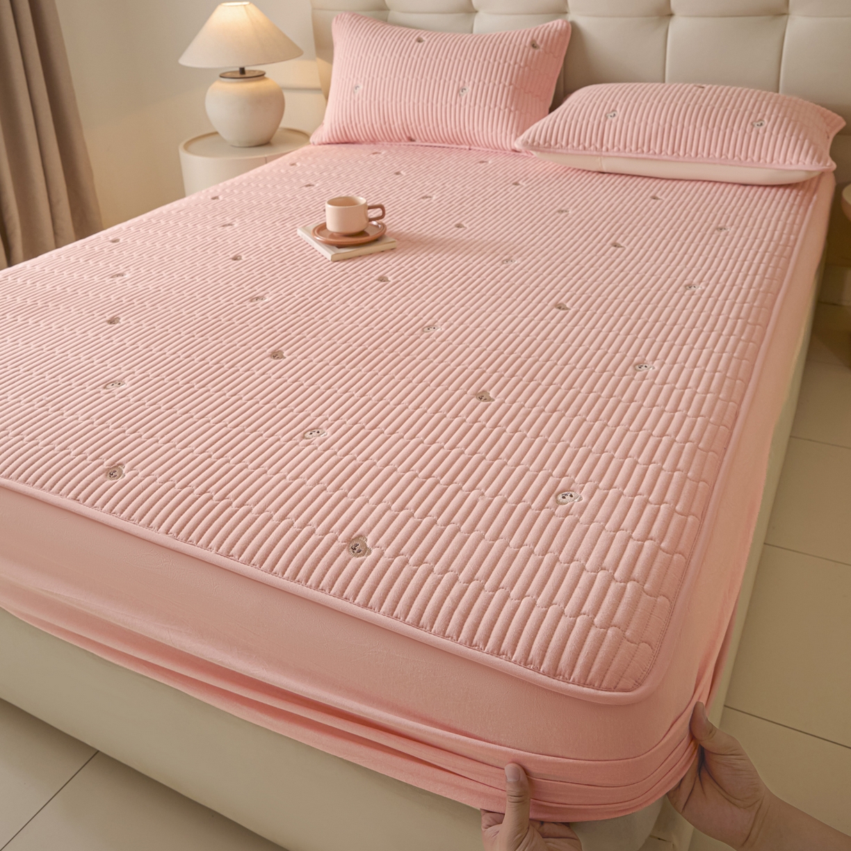 91家纺网 家纺一手货源 找家纺 卡伦家纺 2025新品全棉色织水洗棉刺绣夹棉床笠席梦思保护套小熊系列 桃粉熊