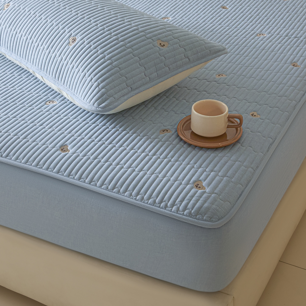 91家纺网 家纺一手货源 找家纺 卡伦家纺 2025新品全棉色织水洗棉刺绣夹棉床笠席梦思保护套小熊系列 雾蓝熊