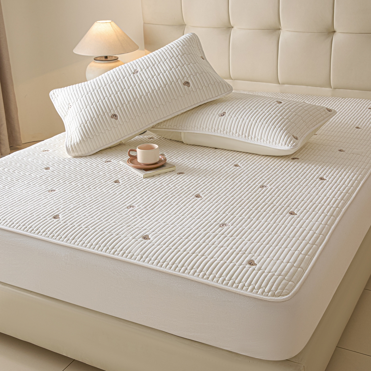 91家纺网 家纺一手货源 找家纺 卡伦家纺 2025新品全棉色织水洗棉刺绣夹棉床笠席梦思保护套小熊系列 素白熊