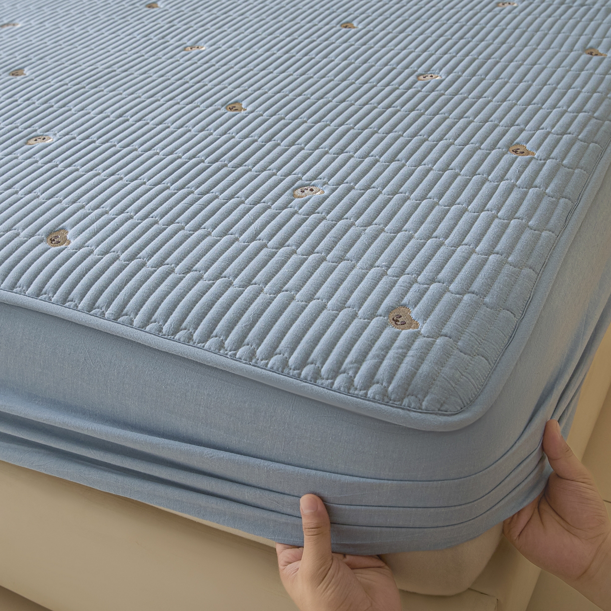 91家纺网 家纺一手货源 找家纺 卡伦家纺 2025新品全棉色织水洗棉刺绣夹棉床笠席梦思保护套小熊系列 雾蓝熊