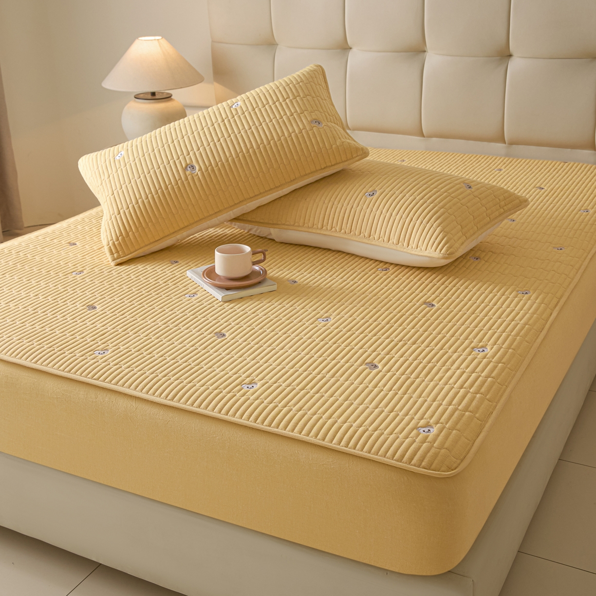 91家纺网 家纺一手货源 找家纺 卡伦家纺 2025新品全棉色织水洗棉刺绣夹棉床笠席梦思保护套小熊系列 鹅黄熊