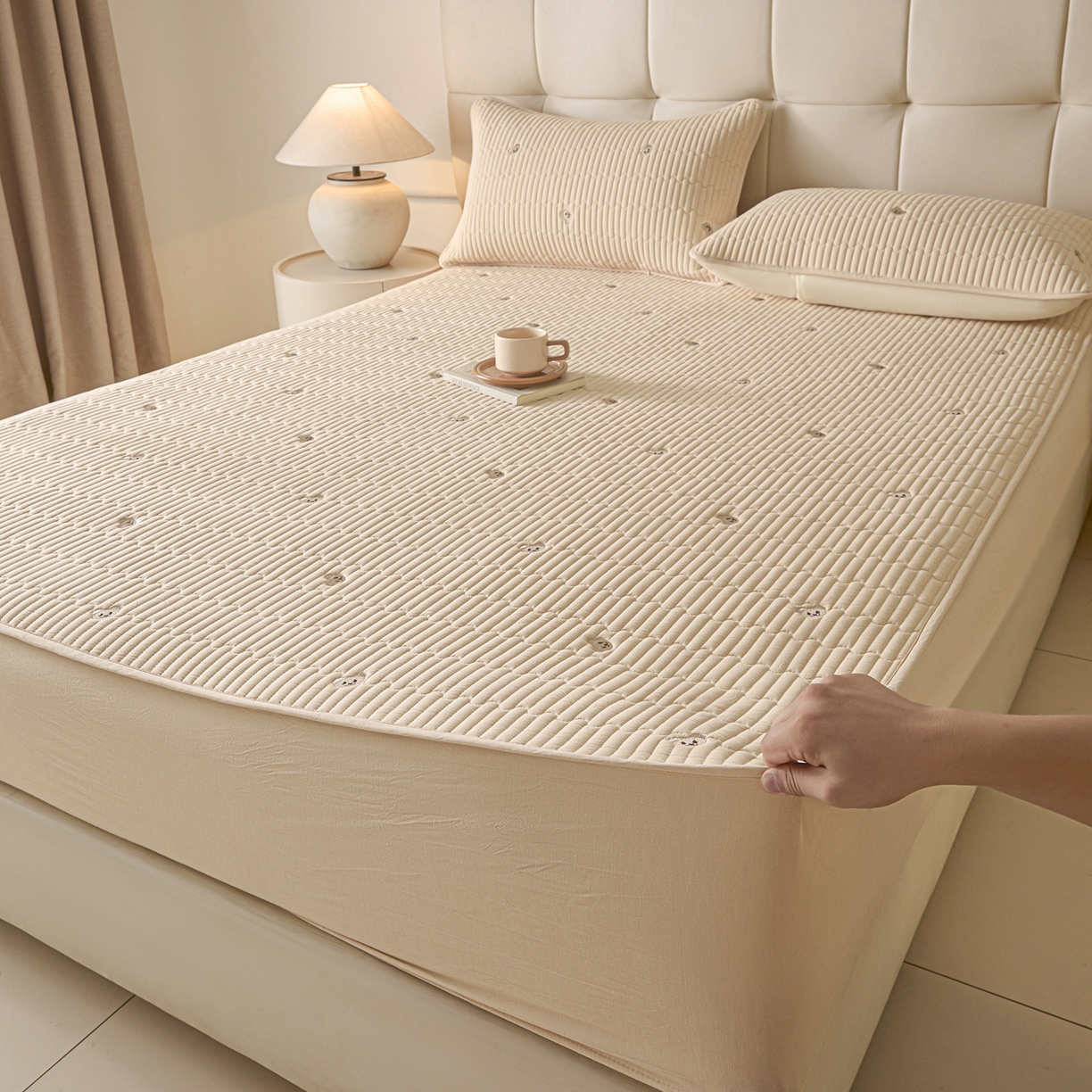 91家纺网 家纺一手货源 找家纺 卡伦家纺 2025新品全棉色织水洗棉刺绣夹棉床笠席梦思保护套小熊系列 金驼熊