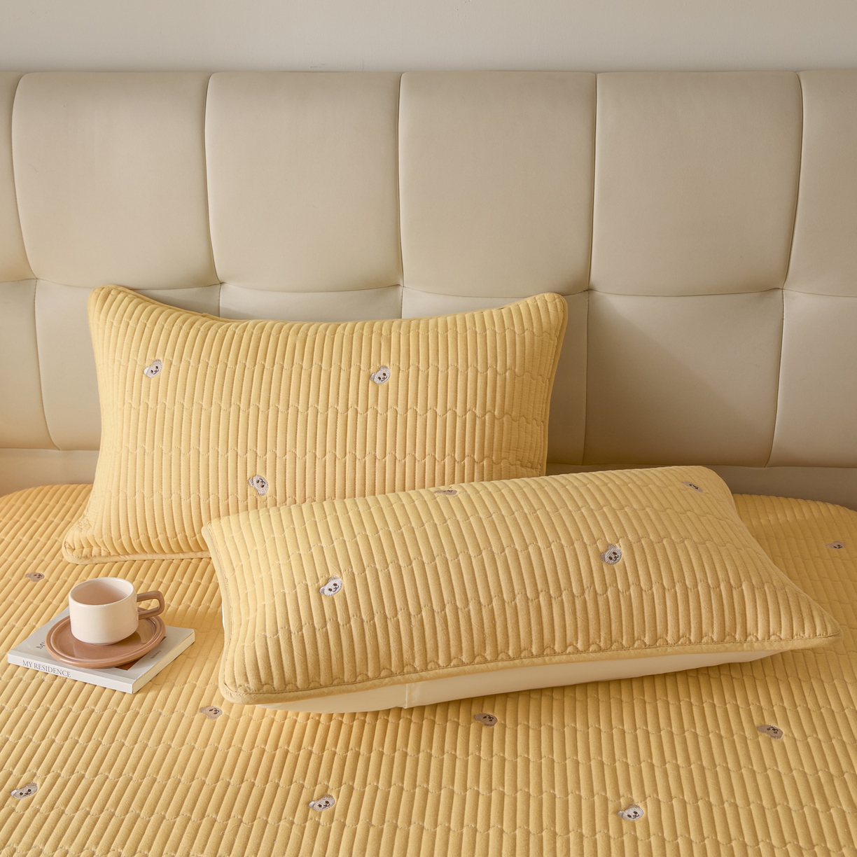 91家纺网 家纺一手货源 找家纺 卡伦家纺 2025新品全棉色织水洗棉刺绣夹棉床笠席梦思保护套小熊系列 鹅黄熊