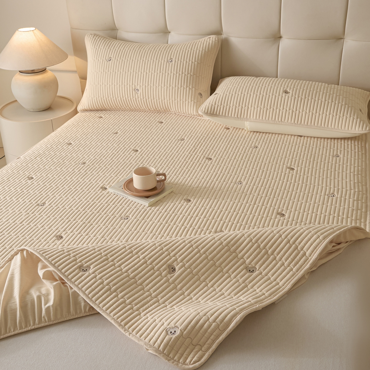 91家纺网 家纺一手货源 找家纺 卡伦家纺 2025新品全棉色织水洗棉刺绣夹棉床笠席梦思保护套小熊系列 金驼熊