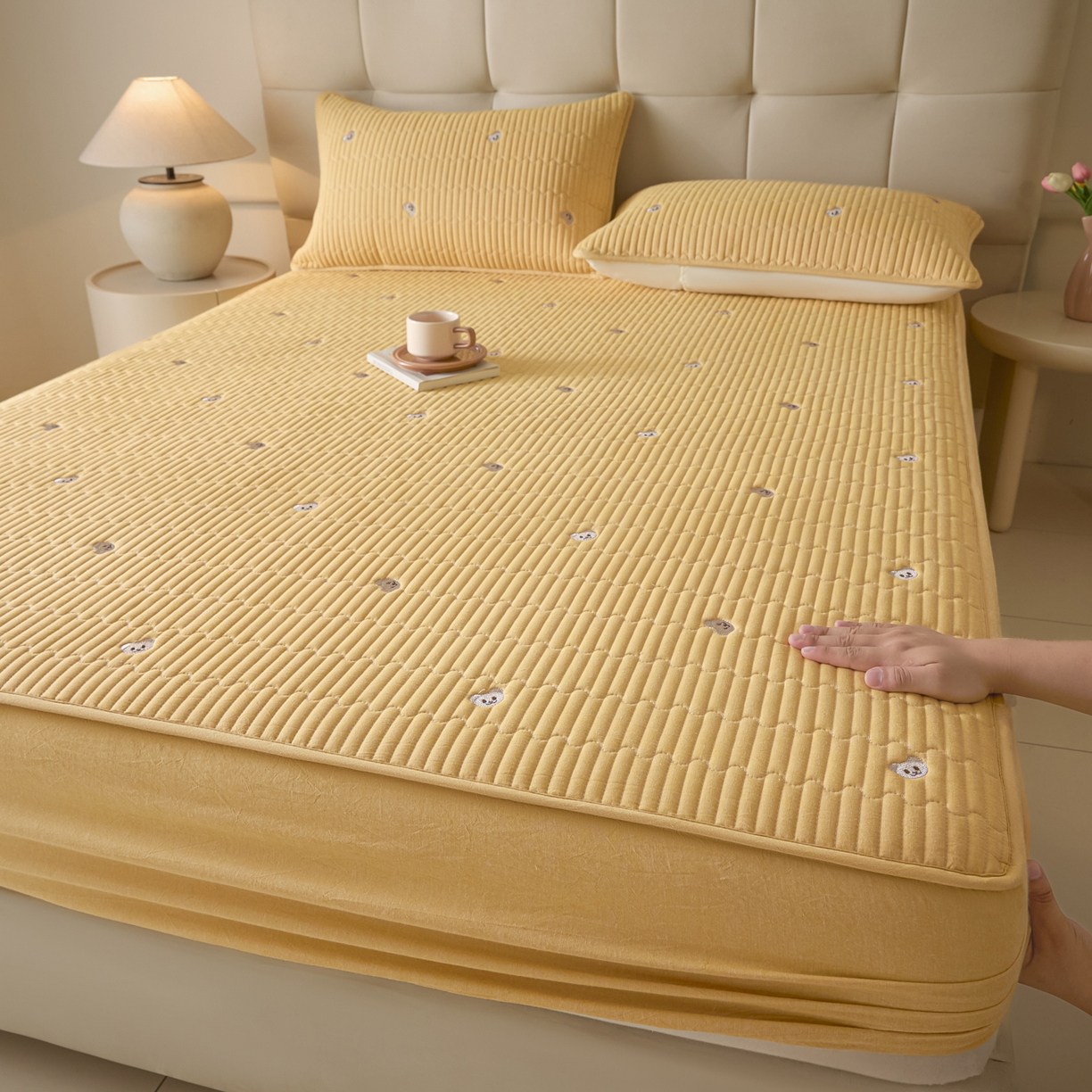 91家纺网 家纺一手货源 找家纺 卡伦家纺 2025新品全棉色织水洗棉刺绣夹棉床笠席梦思保护套小熊系列 鹅黄熊