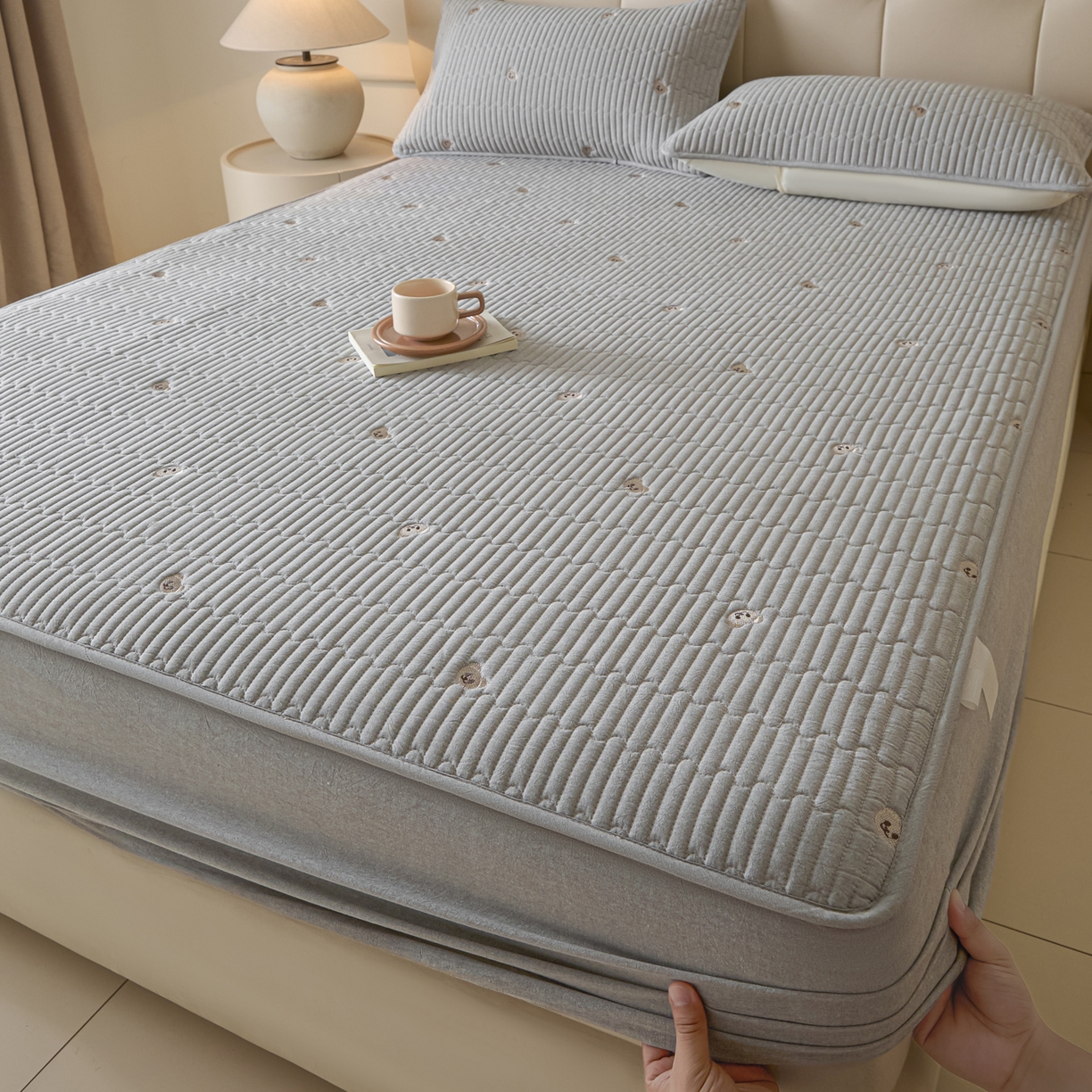 91家纺网 家纺一手货源 找家纺 卡伦家纺 2025新品全棉色织水洗棉刺绣夹棉床笠席梦思保护套小熊系列 雅灰熊