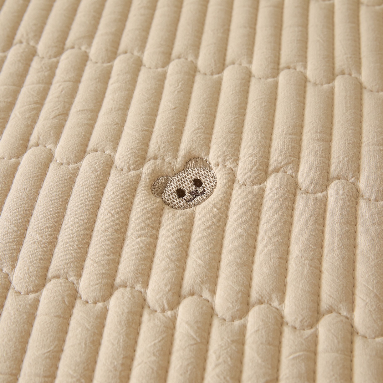 91家纺网 家纺一手货源 找家纺 卡伦家纺 2025新品全棉色织水洗棉刺绣夹棉床笠席梦思保护套小熊系列 金驼熊