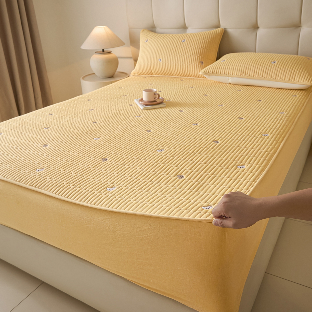 91家纺网 家纺一手货源 找家纺 卡伦家纺 2025新品全棉色织水洗棉刺绣夹棉床笠席梦思保护套小熊系列 鹅黄熊