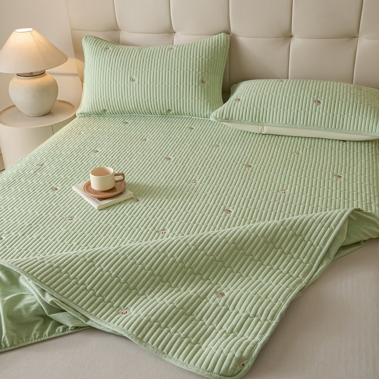 91家纺网 家纺一手货源 找家纺 卡伦家纺 2025新品全棉色织水洗棉刺绣夹棉床笠席梦思保护套小熊系列 翠绿熊