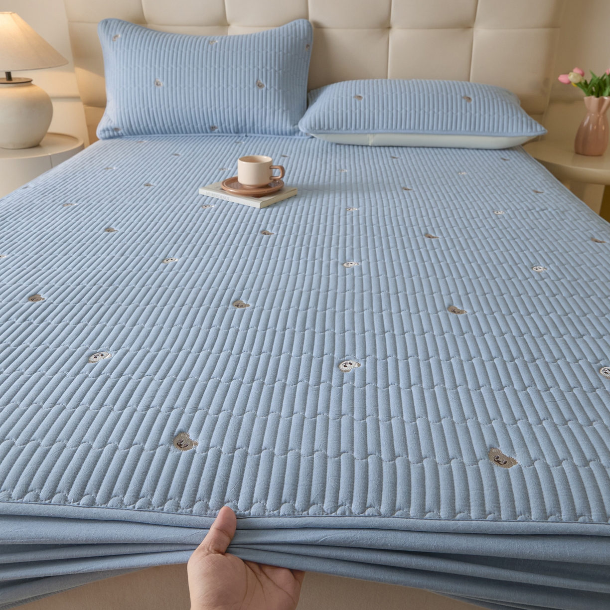 91家纺网 家纺一手货源 找家纺 卡伦家纺 2025新品全棉色织水洗棉刺绣夹棉床笠席梦思保护套小熊系列 雾蓝熊