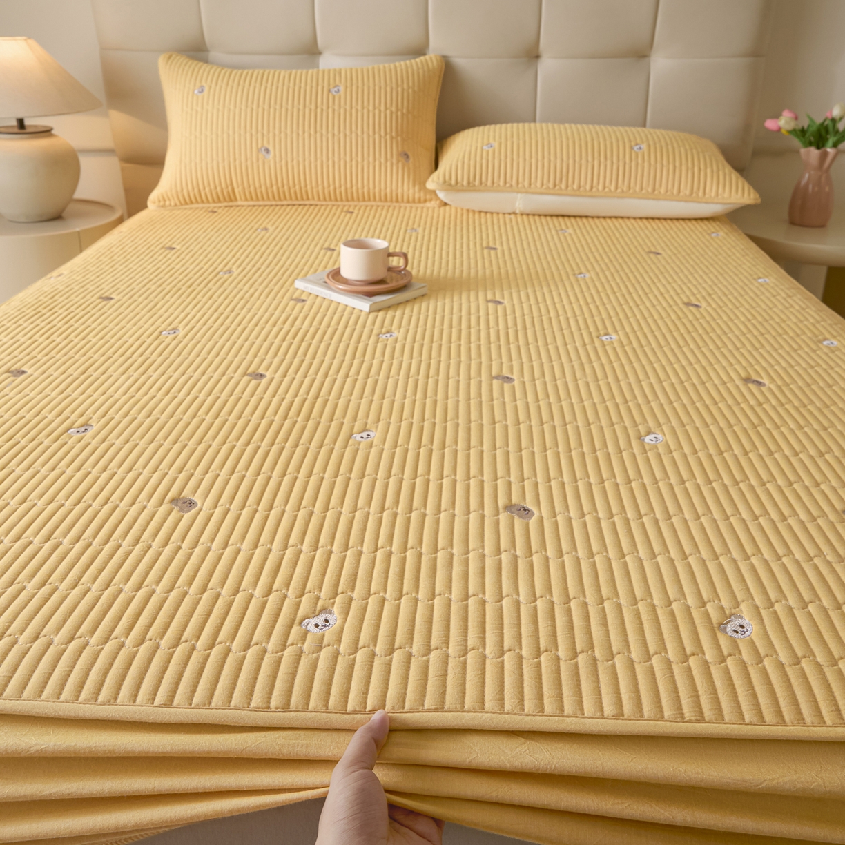 91家纺网 家纺一手货源 找家纺 卡伦家纺 2025新品全棉色织水洗棉刺绣夹棉床笠席梦思保护套小熊系列 鹅黄熊