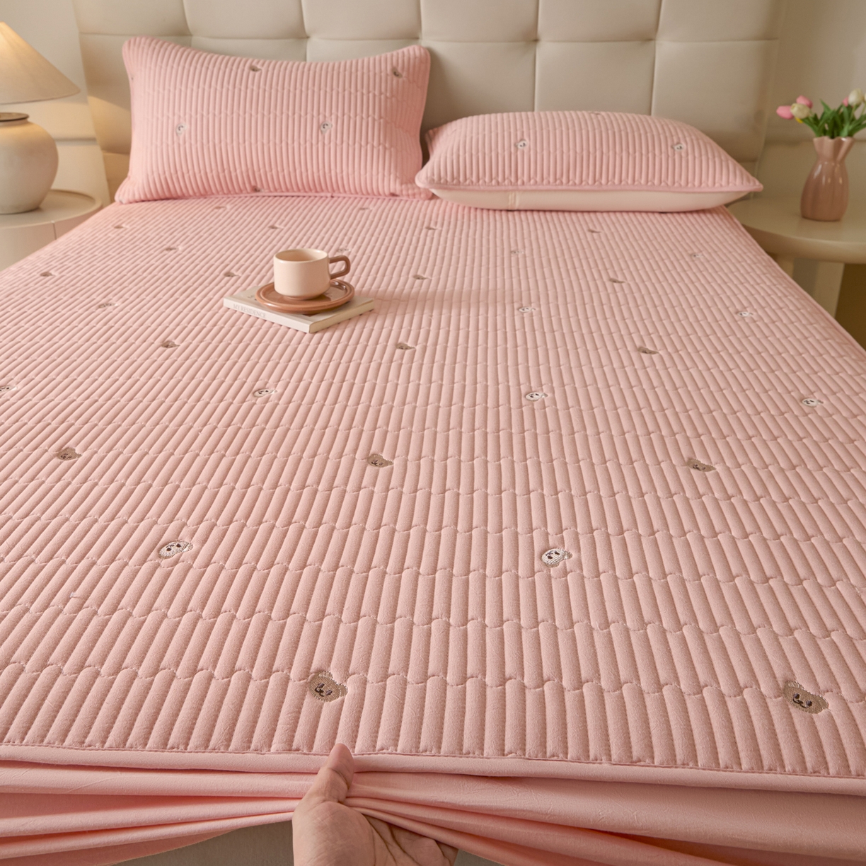 91家纺网 家纺一手货源 找家纺 卡伦家纺 2025新品全棉色织水洗棉刺绣夹棉床笠席梦思保护套小熊系列 桃粉熊