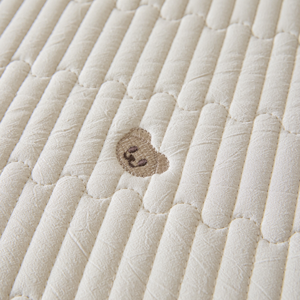 91家纺网 家纺一手货源 找家纺 卡伦家纺 2025新品全棉色织水洗棉刺绣夹棉床笠席梦思保护套小熊系列 素白熊