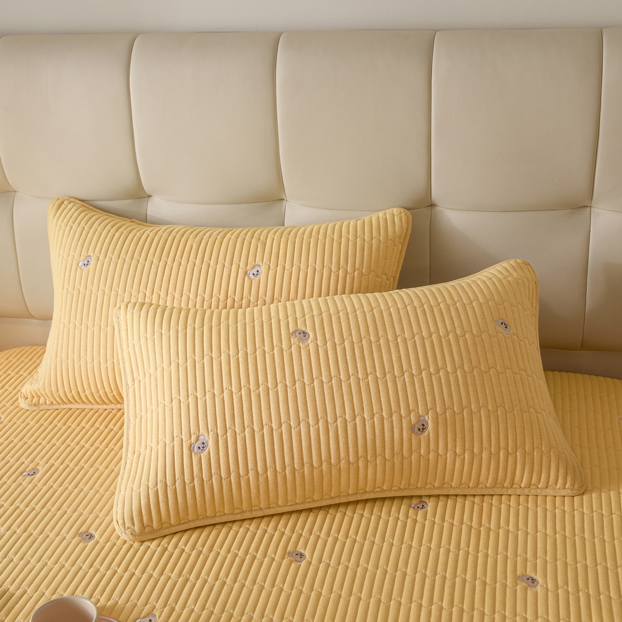 91家纺网 家纺一手货源 找家纺 卡伦家纺 2025新品全棉色织水洗棉刺绣夹棉床笠席梦思保护套小熊系列 鹅黄熊