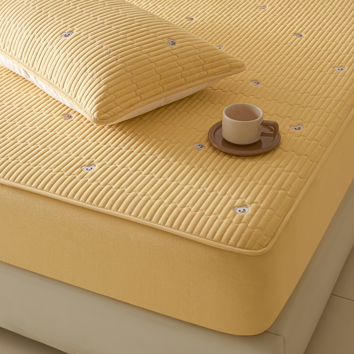 91家纺网 家纺一手货源 找家纺 卡伦家纺 2025新品全棉色织水洗棉刺绣夹棉床笠席梦思保护套小熊系列 鹅黄熊