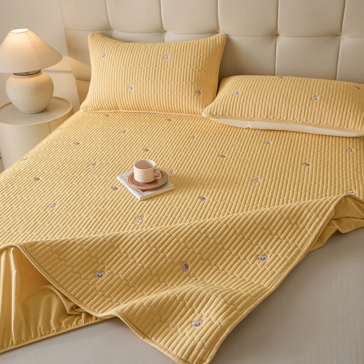 91家纺网 家纺一手货源 找家纺 卡伦家纺 2025新品全棉色织水洗棉刺绣夹棉床笠席梦思保护套小熊系列 鹅黄熊