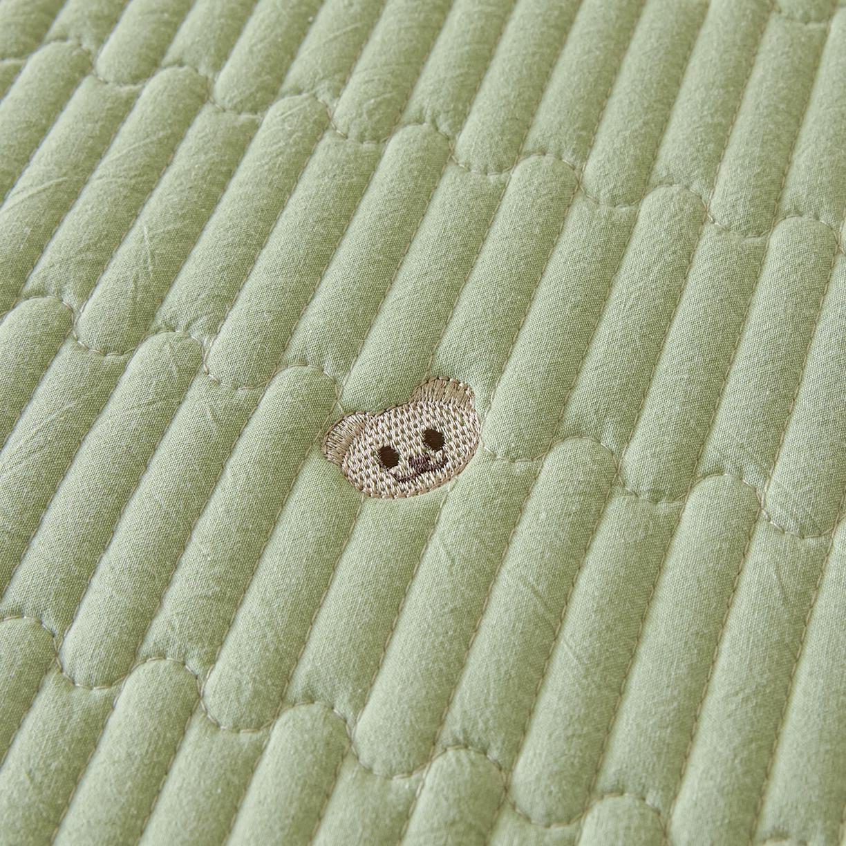 91家纺网 家纺一手货源 找家纺 卡伦家纺 2025新品全棉色织水洗棉刺绣夹棉床笠席梦思保护套小熊系列 翠绿熊