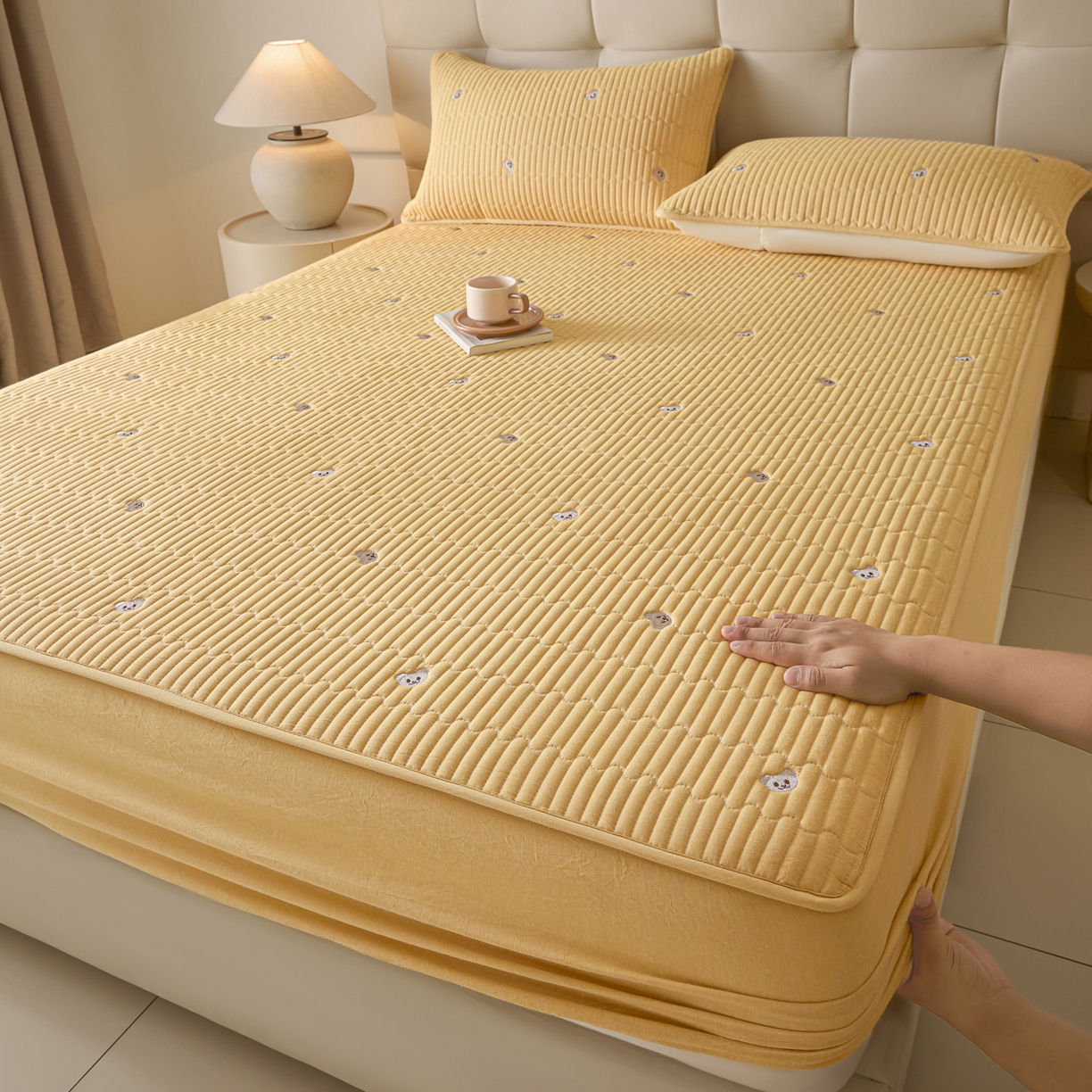 91家纺网 家纺一手货源 找家纺 卡伦家纺 2025新品全棉色织水洗棉刺绣夹棉床笠席梦思保护套小熊系列 鹅黄熊