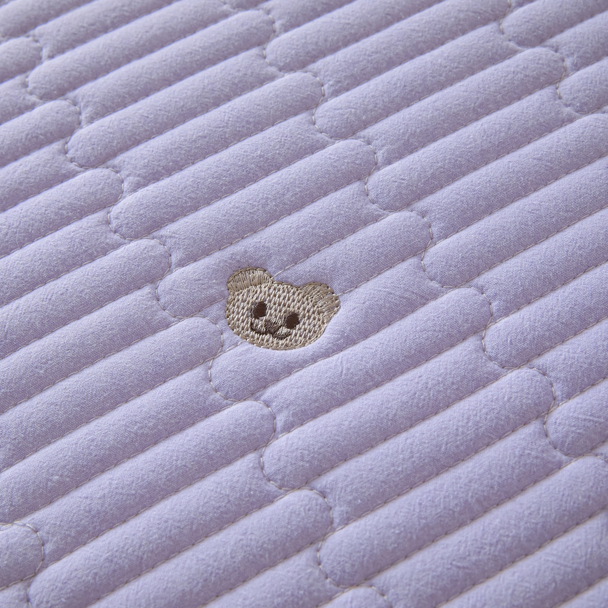 91家纺网 家纺一手货源 找家纺 卡伦家纺 2025新品全棉色织水洗棉刺绣夹棉床笠席梦思保护套小熊系列 雅紫熊