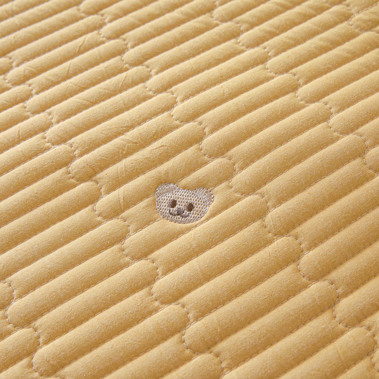 91家纺网 家纺一手货源 找家纺 卡伦家纺 2025新品全棉色织水洗棉刺绣夹棉床笠席梦思保护套小熊系列 鹅黄熊