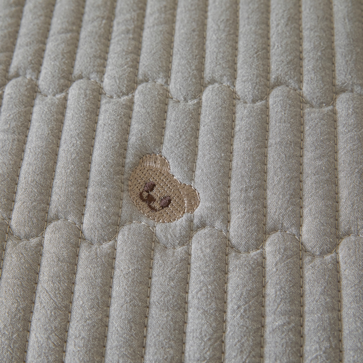 91家纺网 家纺一手货源 找家纺 卡伦家纺 2025新品全棉色织水洗棉刺绣夹棉床笠席梦思保护套小熊系列 雅灰熊