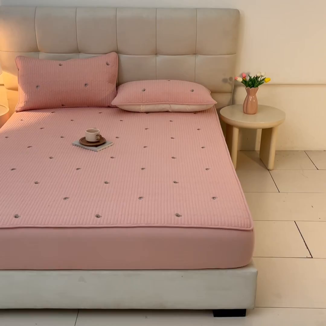 91家纺网 家纺一手货源 找家纺 卡伦家纺 2025新品全棉色织水洗棉刺绣夹棉床笠席梦思保护套小熊系列 桃粉熊