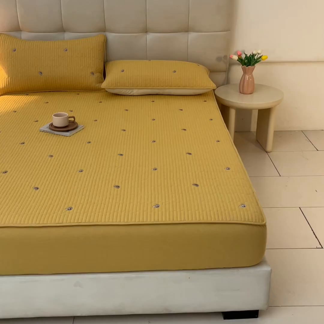 91家纺网 家纺一手货源 找家纺 卡伦家纺 2025新品全棉色织水洗棉刺绣夹棉床笠席梦思保护套小熊系列 鹅黄熊