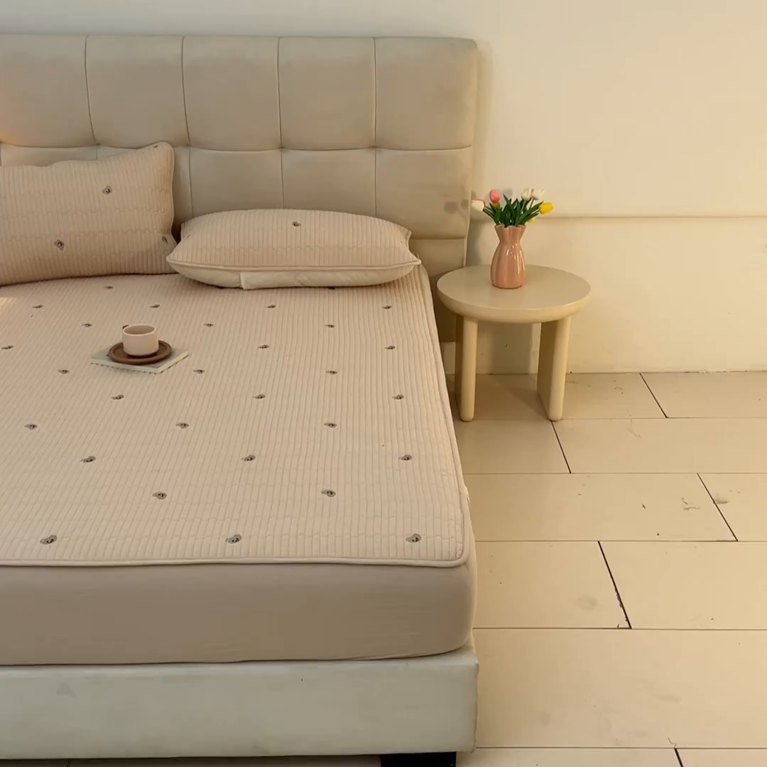 91家纺网 家纺一手货源 找家纺 卡伦家纺 2025新品全棉色织水洗棉刺绣夹棉床笠席梦思保护套小熊系列 金驼熊