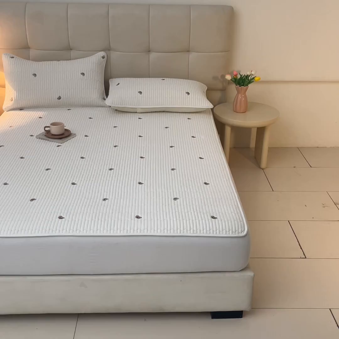 91家纺网 家纺一手货源 找家纺 卡伦家纺 2025新品全棉色织水洗棉刺绣夹棉床笠席梦思保护套小熊系列 素白熊