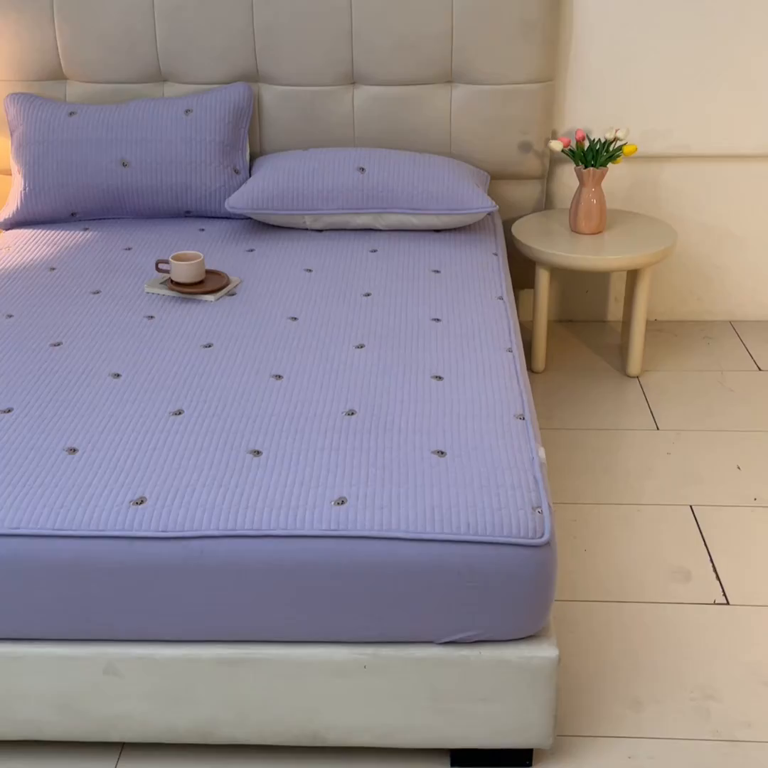 91家纺网 家纺一手货源 找家纺 卡伦家纺 2025新品全棉色织水洗棉刺绣夹棉床笠席梦思保护套小熊系列 雅紫熊