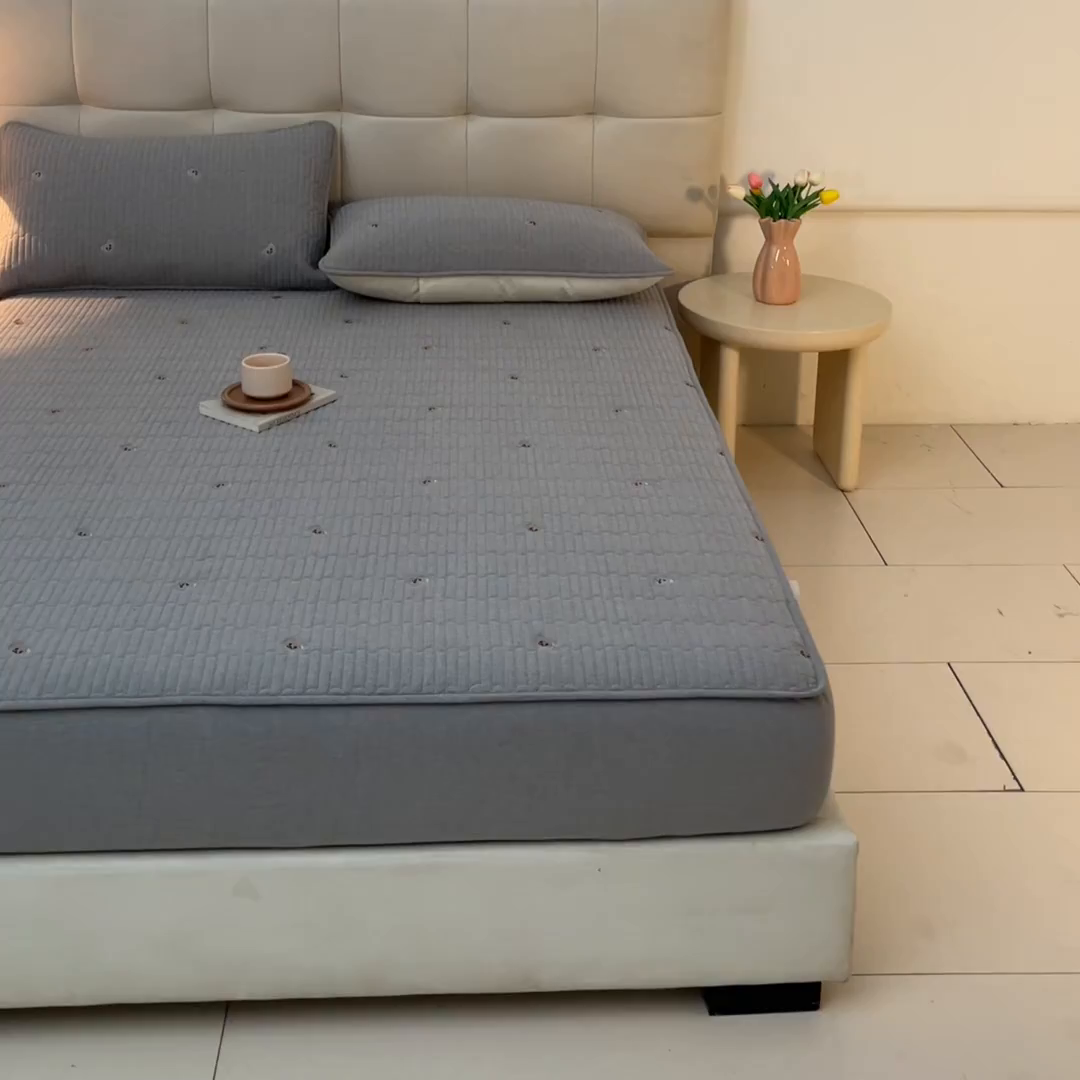 91家纺网 家纺一手货源 找家纺 卡伦家纺 2025新品全棉色织水洗棉刺绣夹棉床笠席梦思保护套小熊系列 雅灰熊