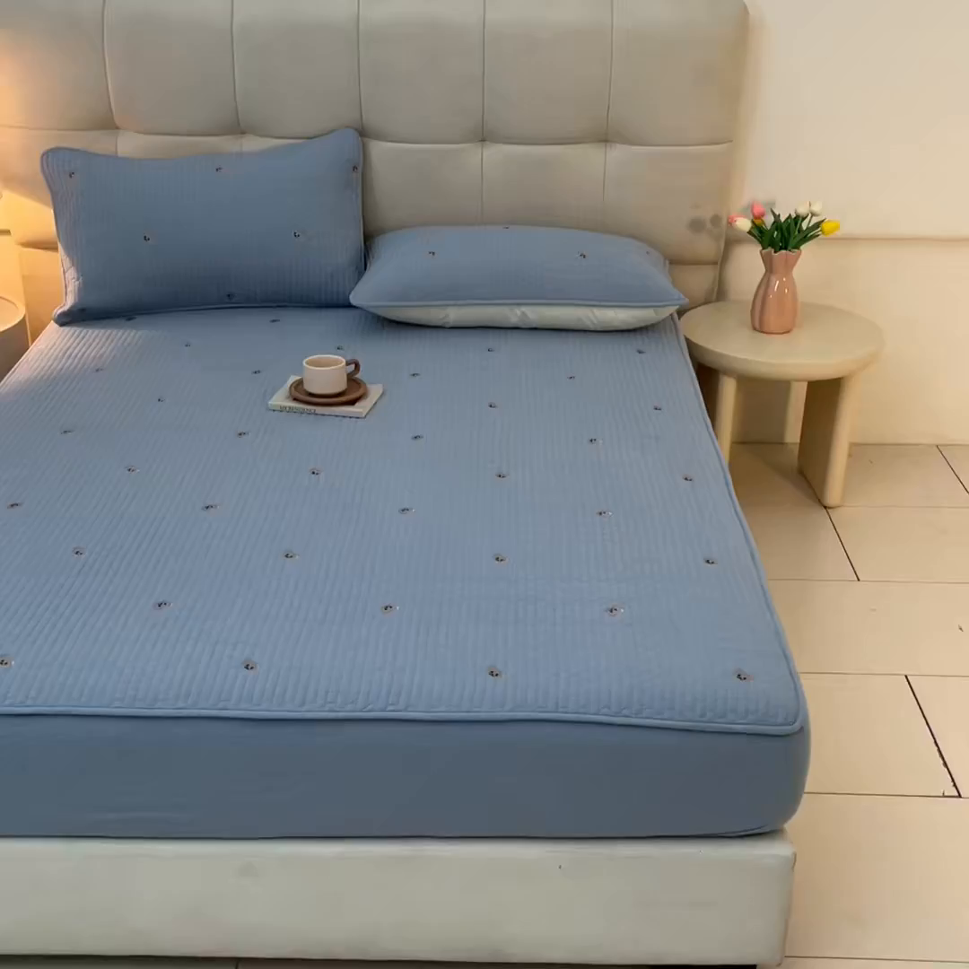 91家纺网 家纺一手货源 找家纺 卡伦家纺 2025新品全棉色织水洗棉刺绣夹棉床笠席梦思保护套小熊系列 雾蓝熊