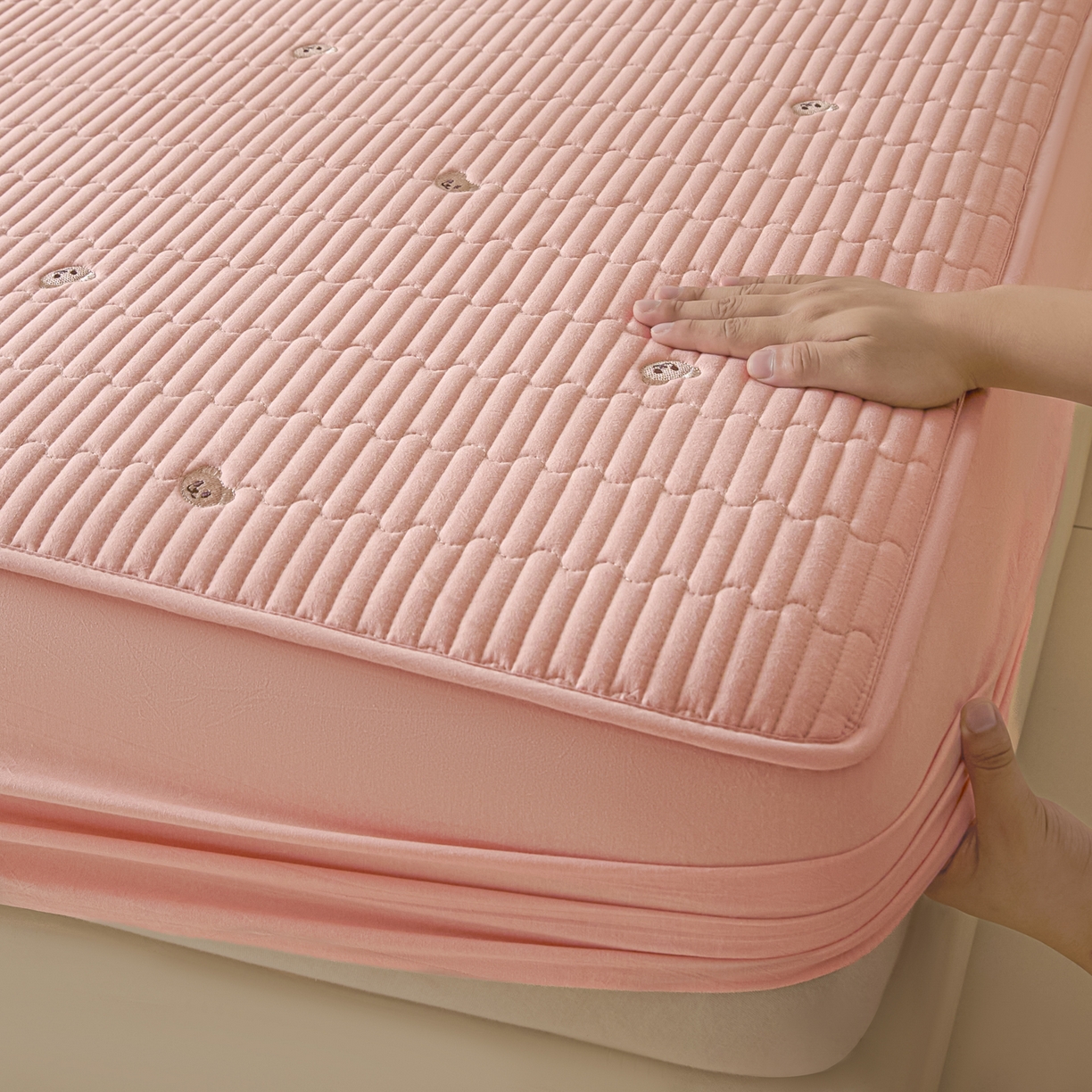 91家纺网 家纺一手货源 找家纺 卡伦家纺 2025新品全棉色织水洗棉刺绣夹棉床笠席梦思保护套小熊系列 桃粉熊