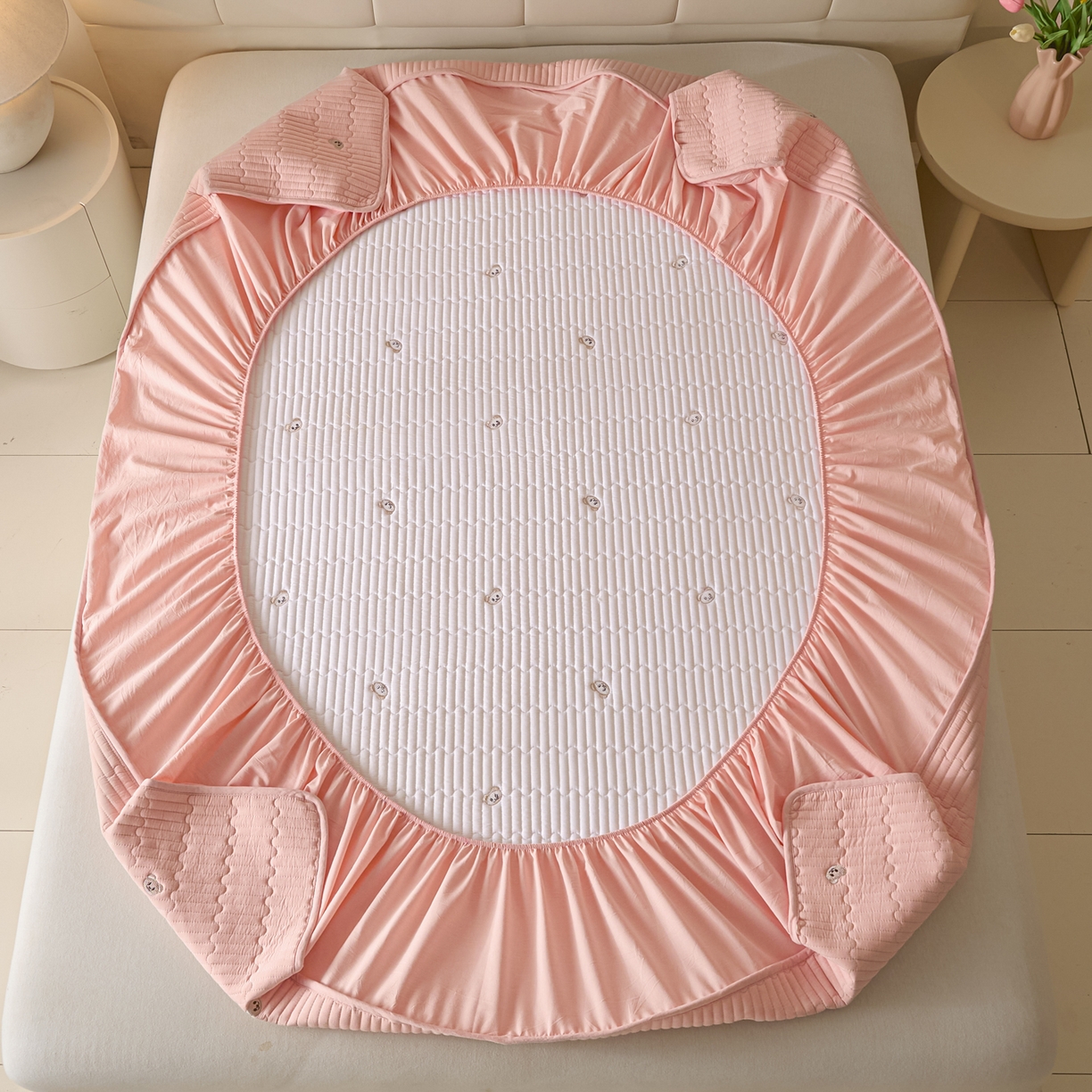 91家纺网 家纺一手货源 找家纺 卡伦家纺 2025新品全棉色织水洗棉刺绣夹棉床笠席梦思保护套小熊系列 桃粉熊