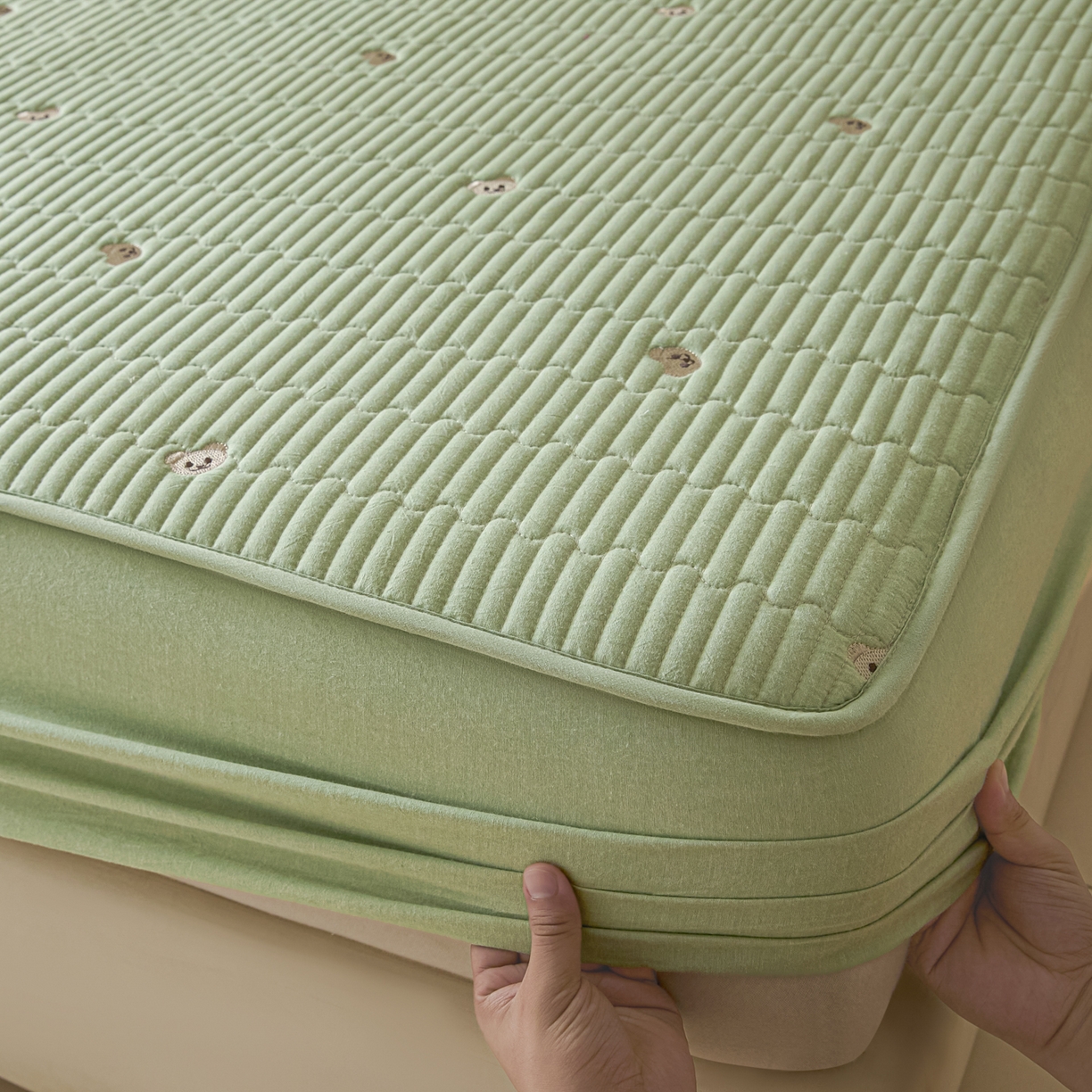 91家纺网 家纺一手货源 找家纺 卡伦家纺 2025新品全棉色织水洗棉刺绣夹棉床笠席梦思保护套小熊系列 翠绿熊