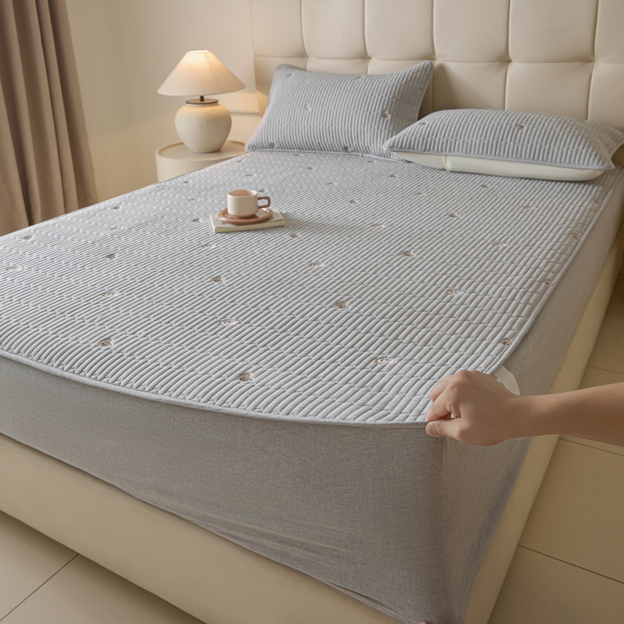 91家纺网 家纺一手货源 找家纺 卡伦家纺 2025新品全棉色织水洗棉刺绣夹棉床笠席梦思保护套小熊系列 雅灰熊