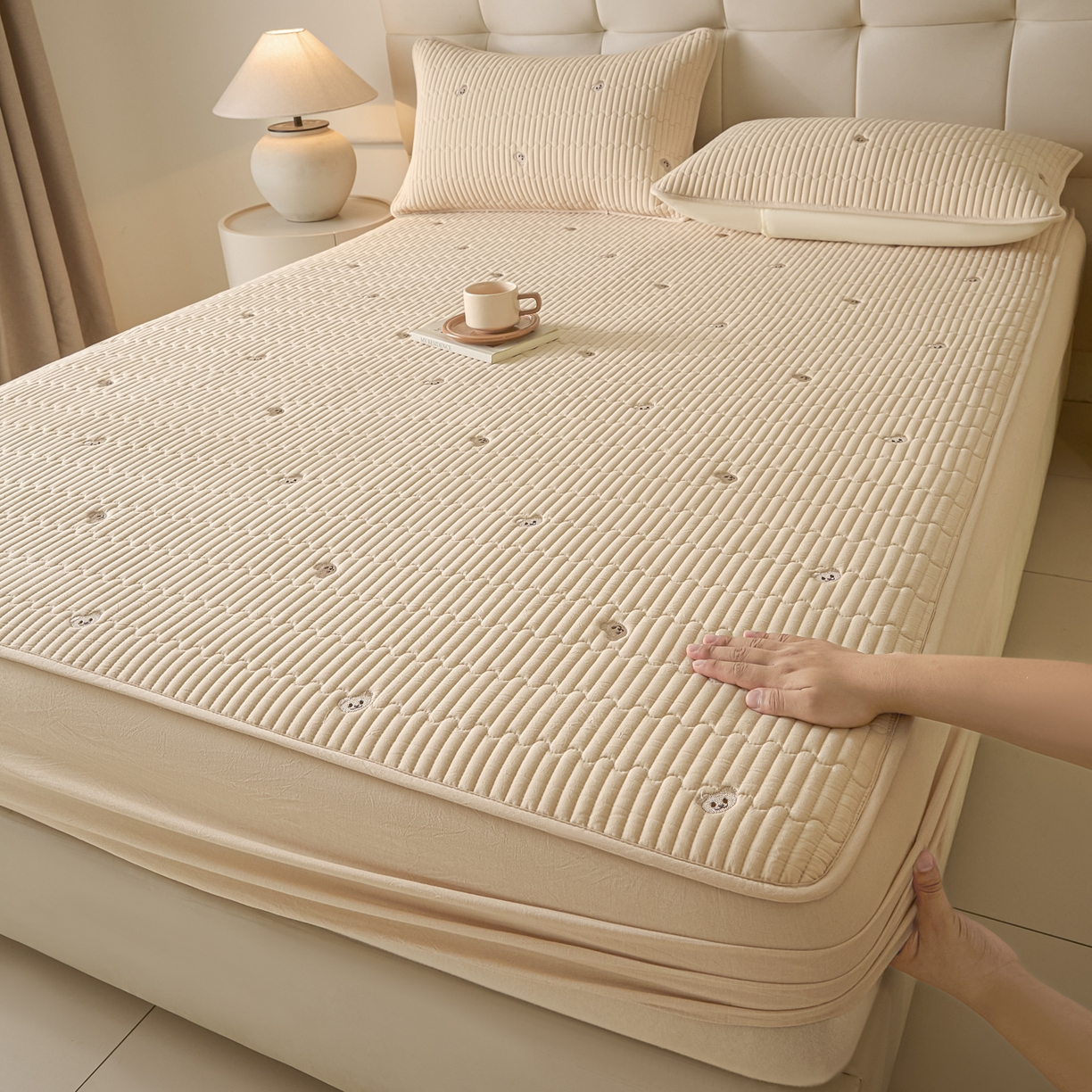 91家纺网 家纺一手货源 找家纺 卡伦家纺 2025新品全棉色织水洗棉刺绣夹棉床笠席梦思保护套小熊系列 金驼熊