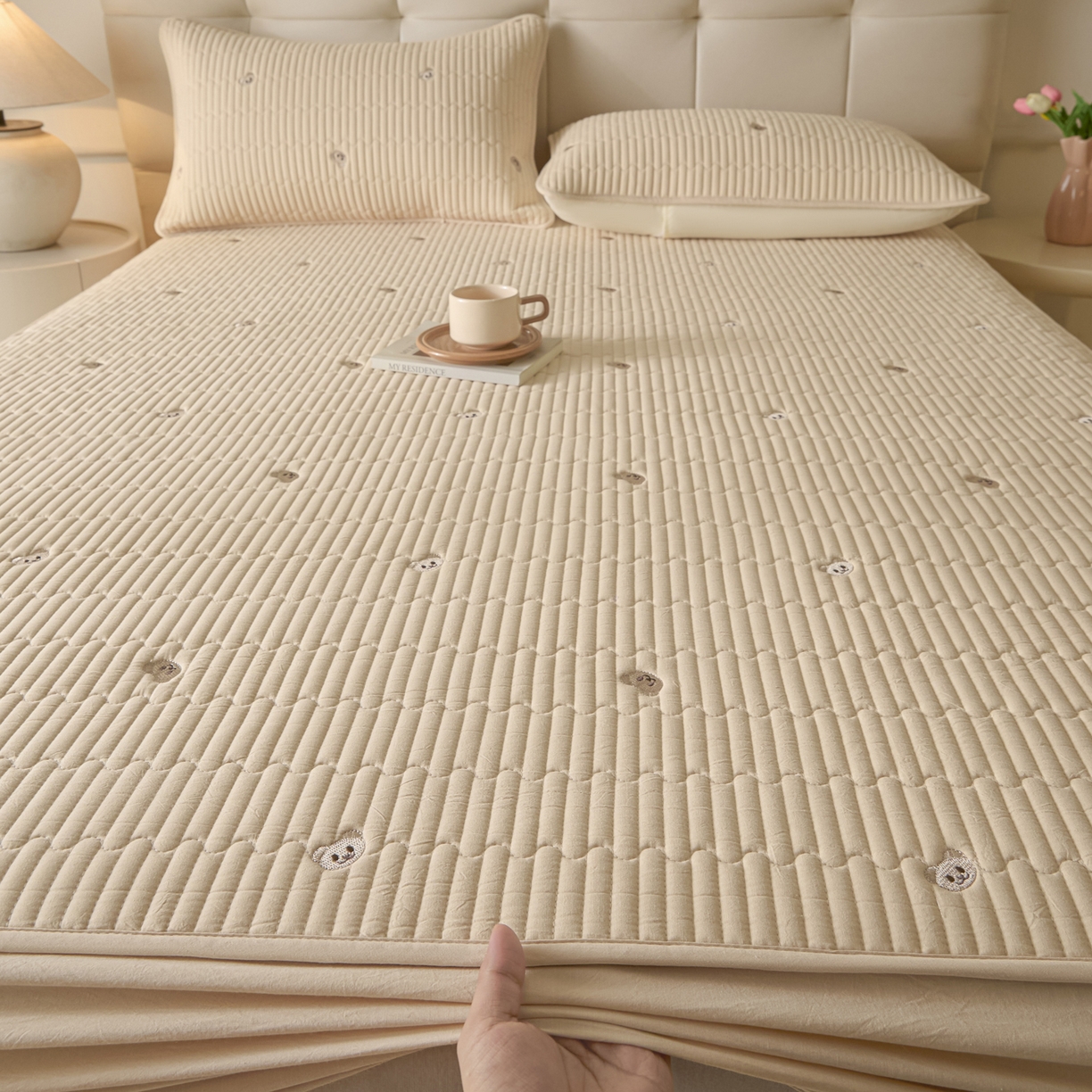 91家纺网 家纺一手货源 找家纺 卡伦家纺 2025新品全棉色织水洗棉刺绣夹棉床笠席梦思保护套小熊系列 金驼熊