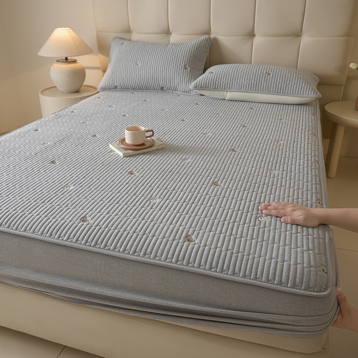 91家纺网 家纺一手货源 找家纺 卡伦家纺 2025新品全棉色织水洗棉刺绣夹棉床笠席梦思保护套小熊系列 雅灰熊