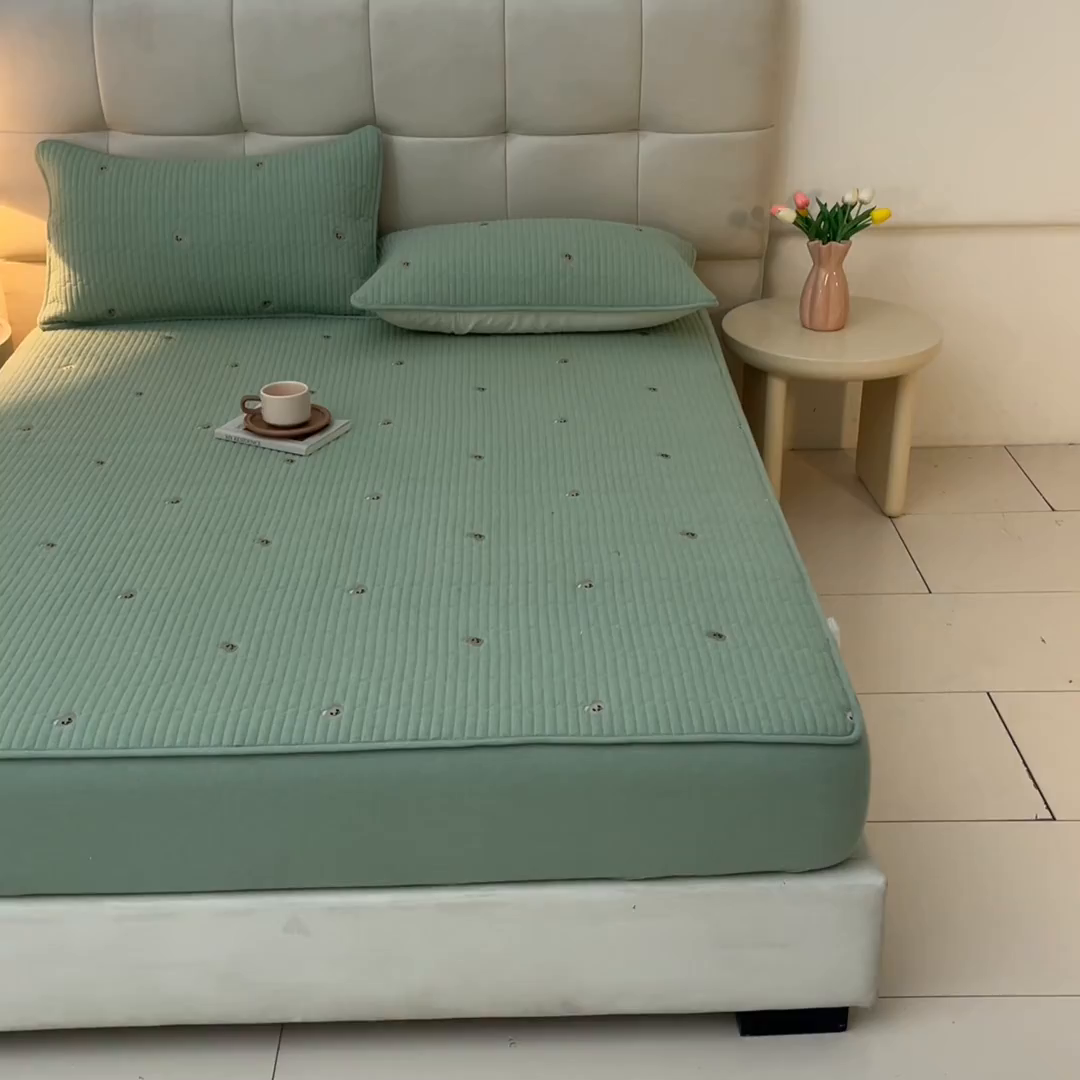 91家纺网 家纺一手货源 找家纺 （总）卡伦家纺 2025新品全棉色织水洗棉刺绣夹棉床笠席梦思保护套小熊系列