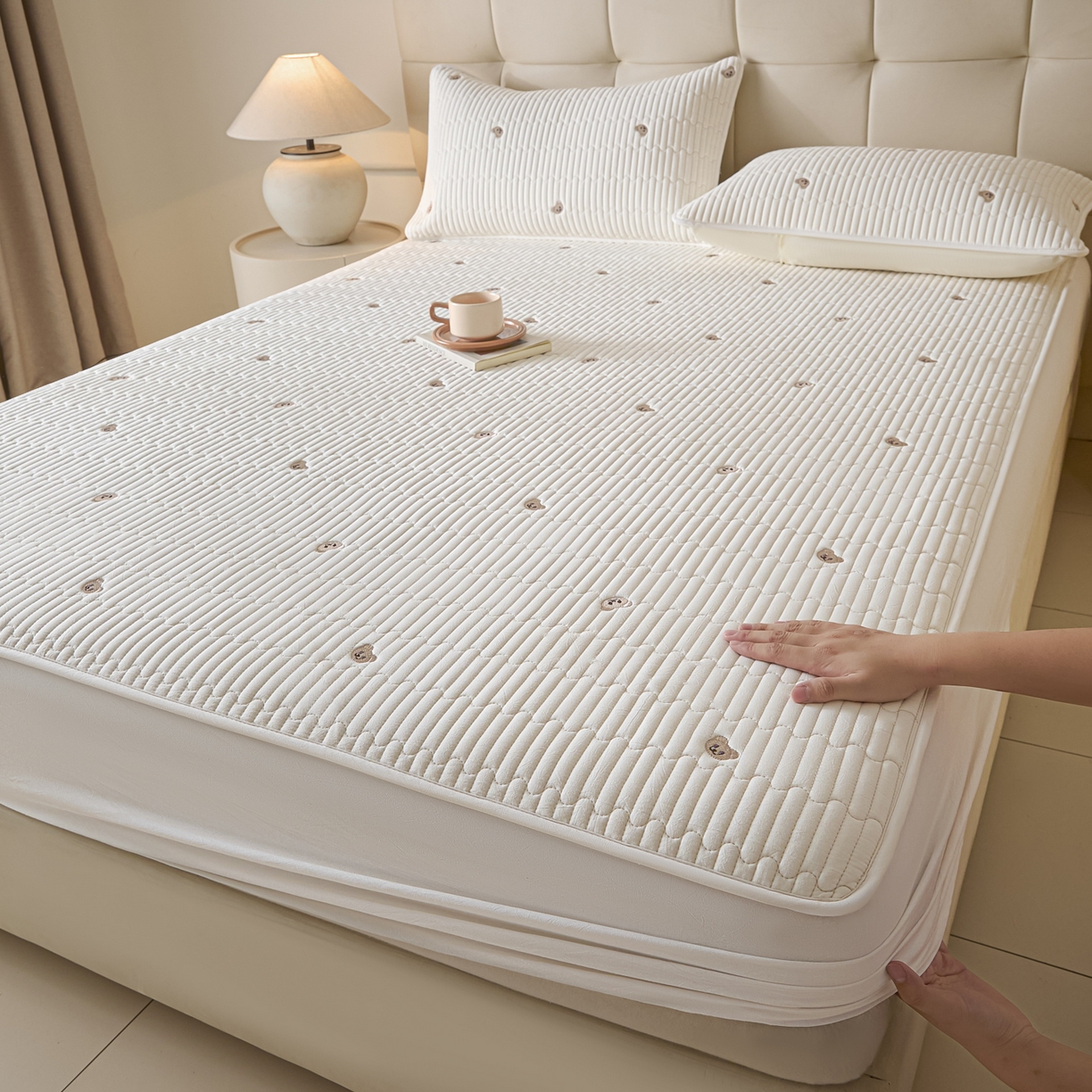 91家纺网 家纺一手货源 找家纺 卡伦家纺 2025新品全棉色织水洗棉刺绣夹棉床笠席梦思保护套小熊系列 素白熊