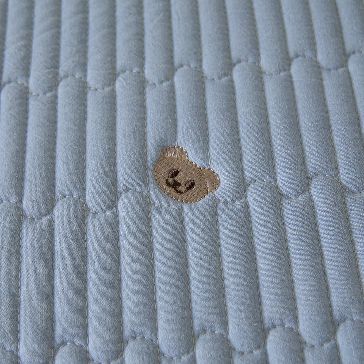 91家纺网 家纺一手货源 找家纺 卡伦家纺 2025新品全棉色织水洗棉刺绣夹棉床笠席梦思保护套小熊系列 雾蓝熊