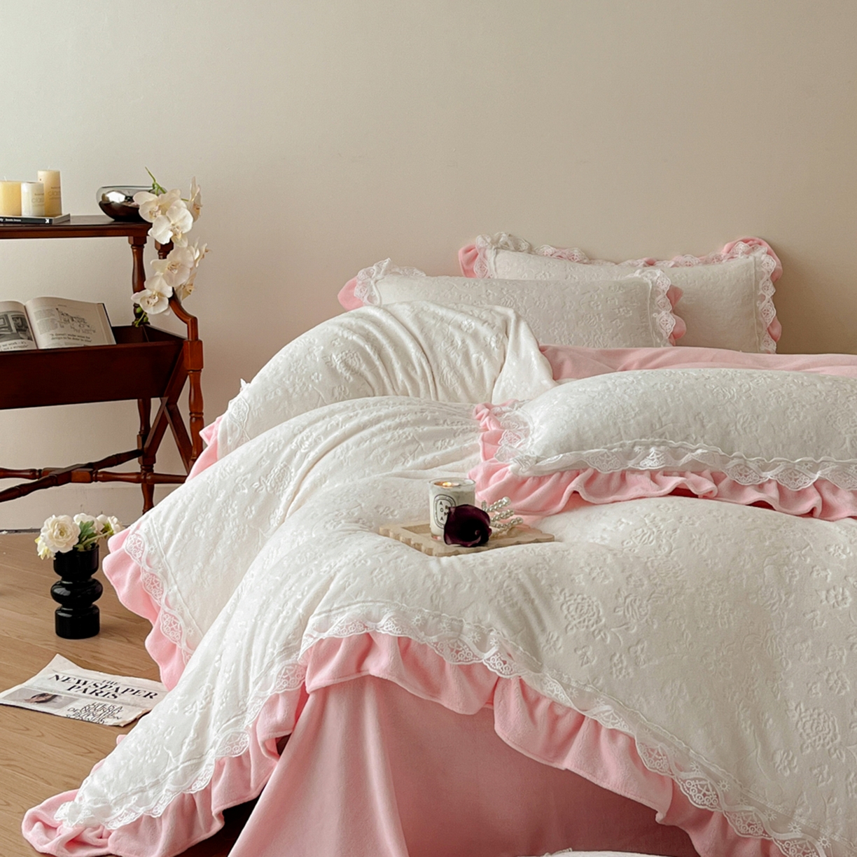 91家纺网 家纺一手货源 找家纺 （总）逸尚阁 2025新款立体雕花牛奶绒花边款四件套--塔丽娜系列