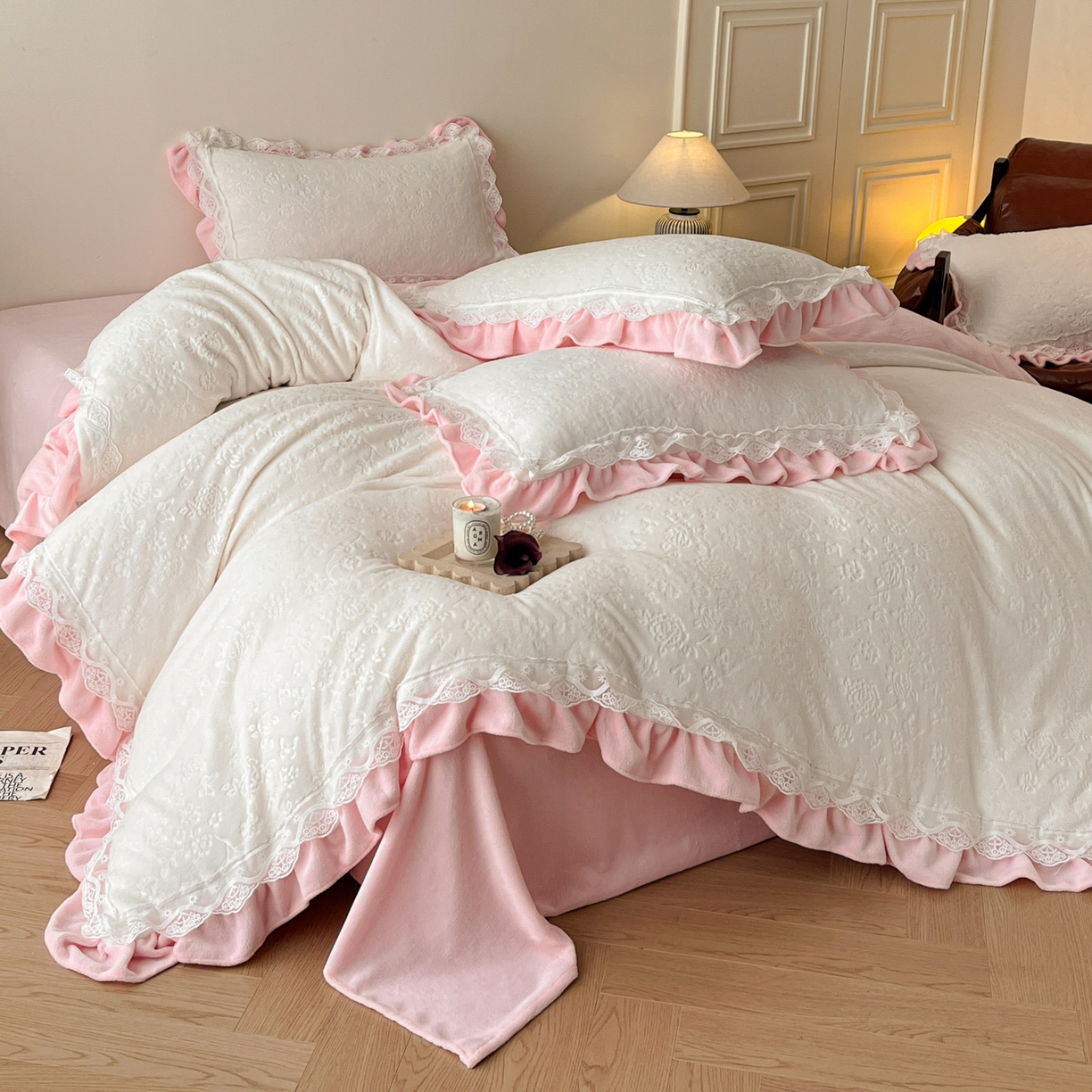 91家纺网 家纺一手货源 找家纺 （总）逸尚阁 2025新款立体雕花牛奶绒花边款四件套--塔丽娜系列