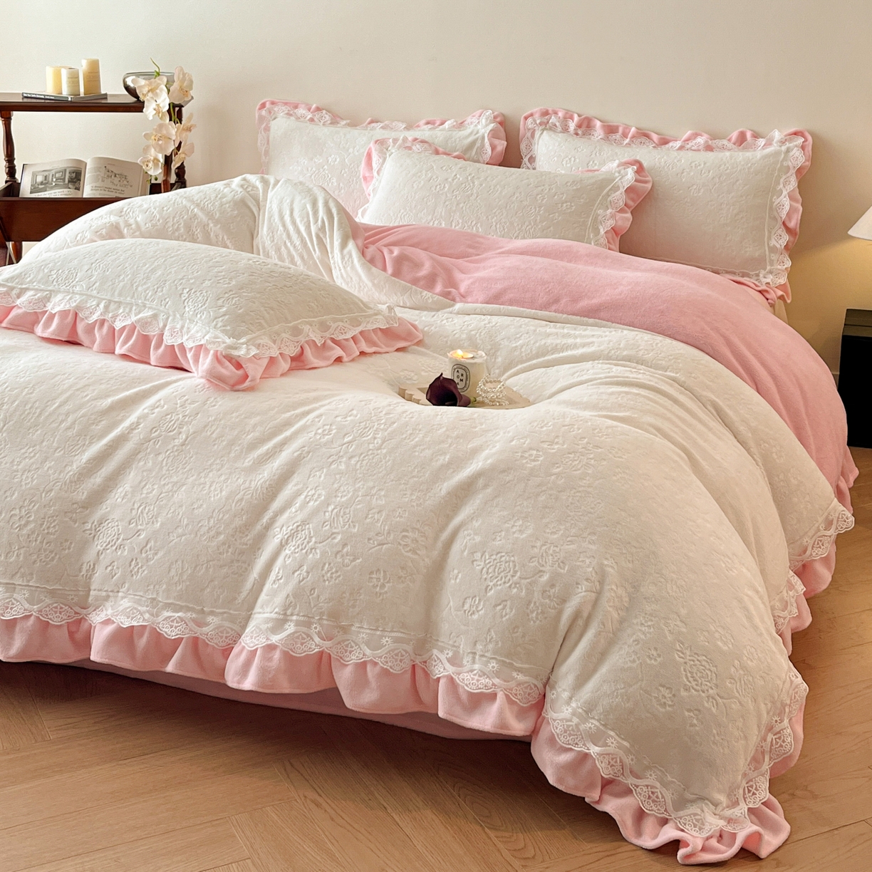 91家纺网 家纺一手货源 找家纺 （总）逸尚阁 2025新款立体雕花牛奶绒花边款四件套--塔丽娜系列